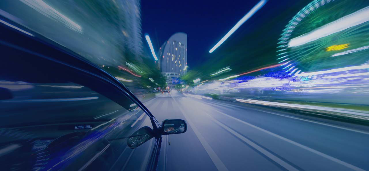 Capture en flou de mouvement d'une voiture sur la route