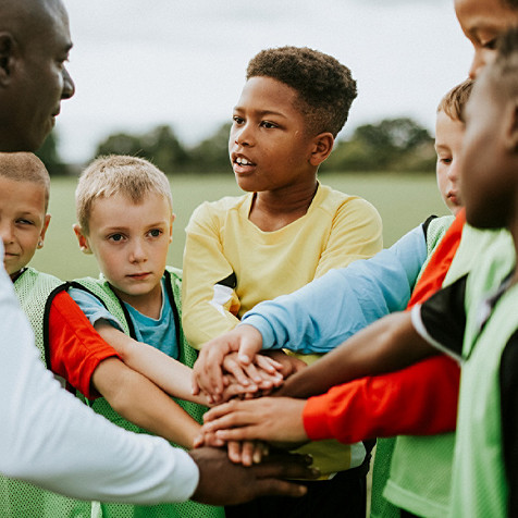 Groupe d'enfants qui font du sport